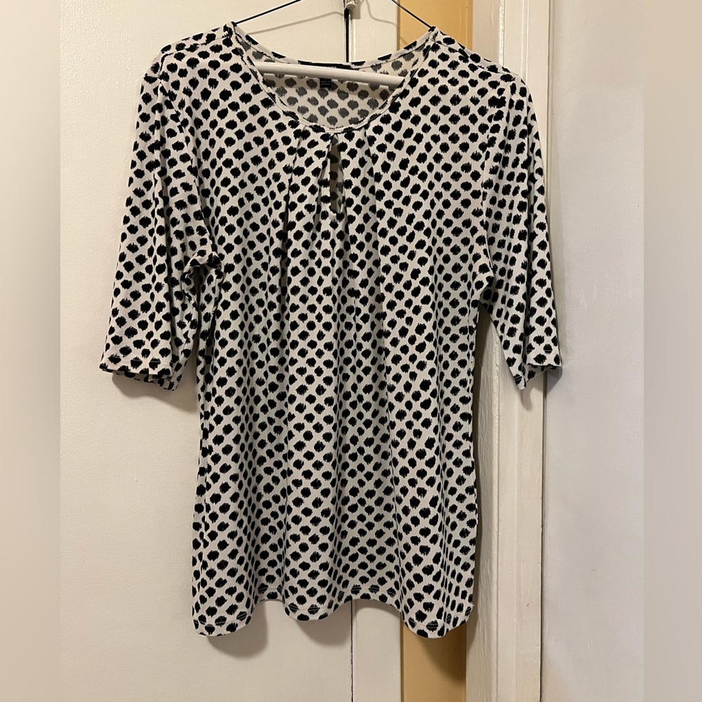 Woman’s Size Large Black & White top